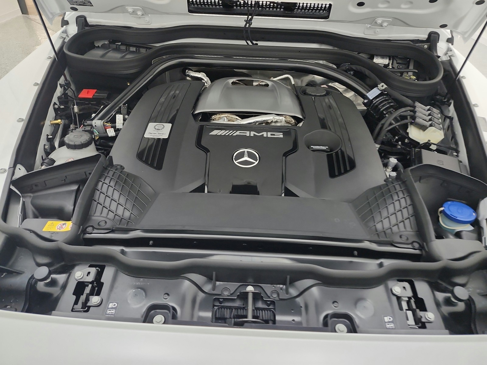 New 2026 MANUFAKTUR Moonlight White Metallic Mercedes-Benz AMG® G 63 SUV image 11