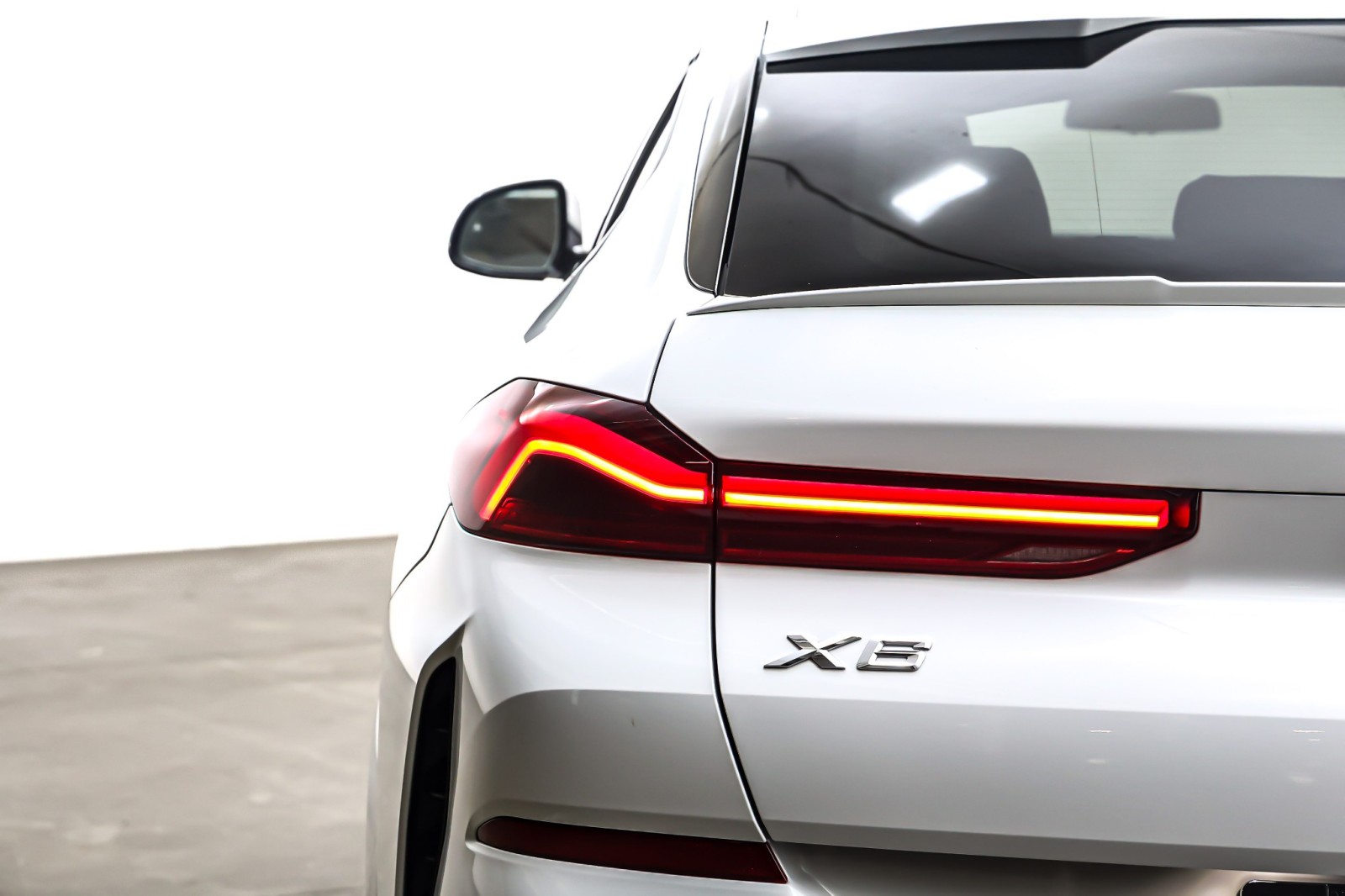 Used 2022 Alpine White BMW xDrive40i Sports Activity Coupe image 15