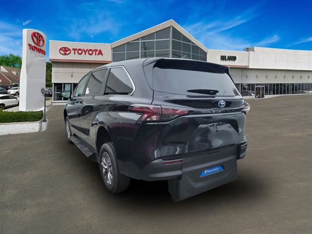 2024 Toyota Sienna LE FWD 8-Passenger (Natl) 3
