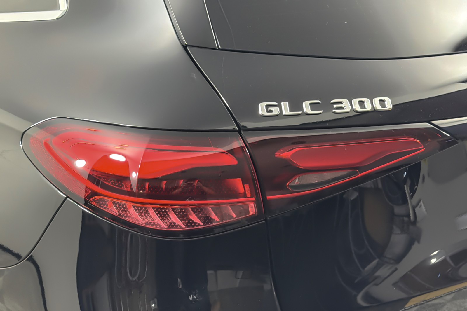 Used 2025 Black Mercedes-Benz GLC 300 SUV image 26