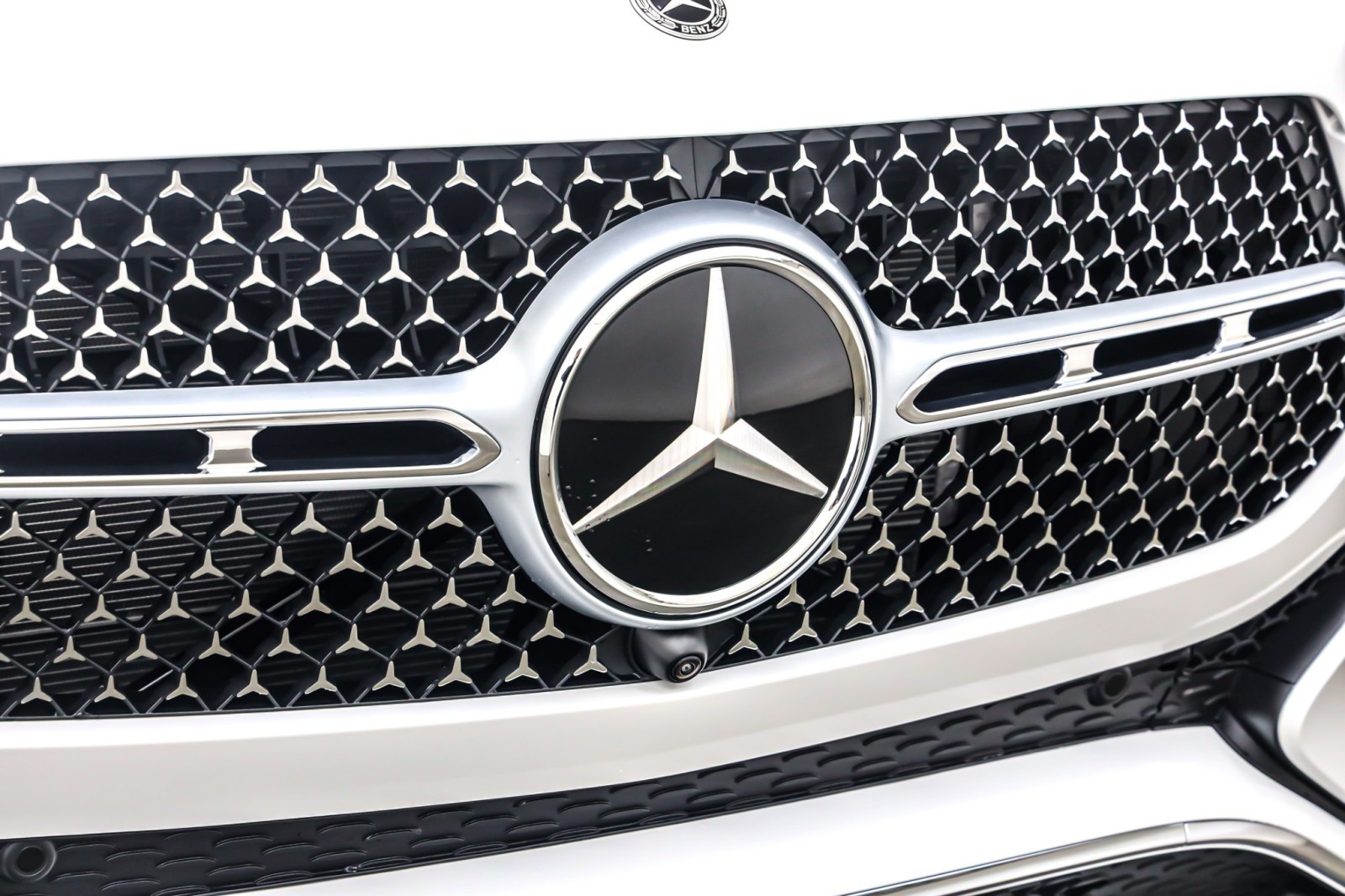 New 2026 MANUFAKTUR Moonlight White Metallic Mercedes-Benz GLE 450 image 13