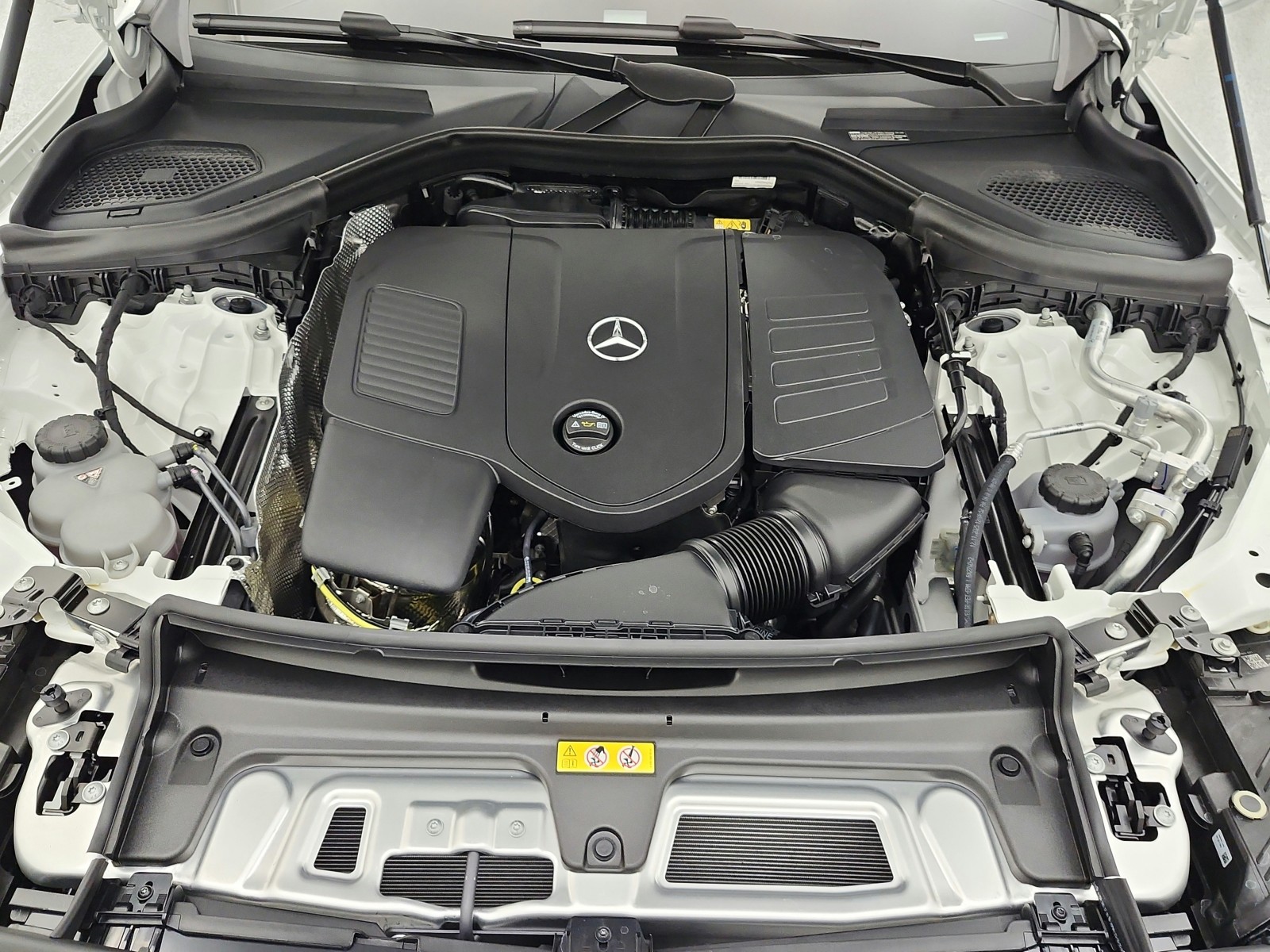 New 2026 Polar White Mercedes-Benz GLC 300 image 13