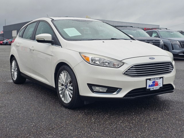 White Platinum Metallic Tri-Coat 2017 Ford Focus Hatchback Front-Wheel Drive Automatic