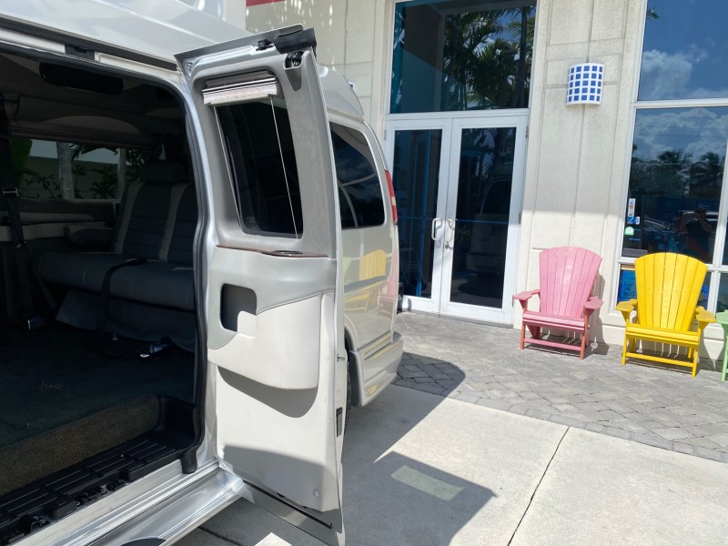 2013 GMC SAVANA HI TOP CONVERSION HANDICAP LIFT LOW MILES 24,857 in , 