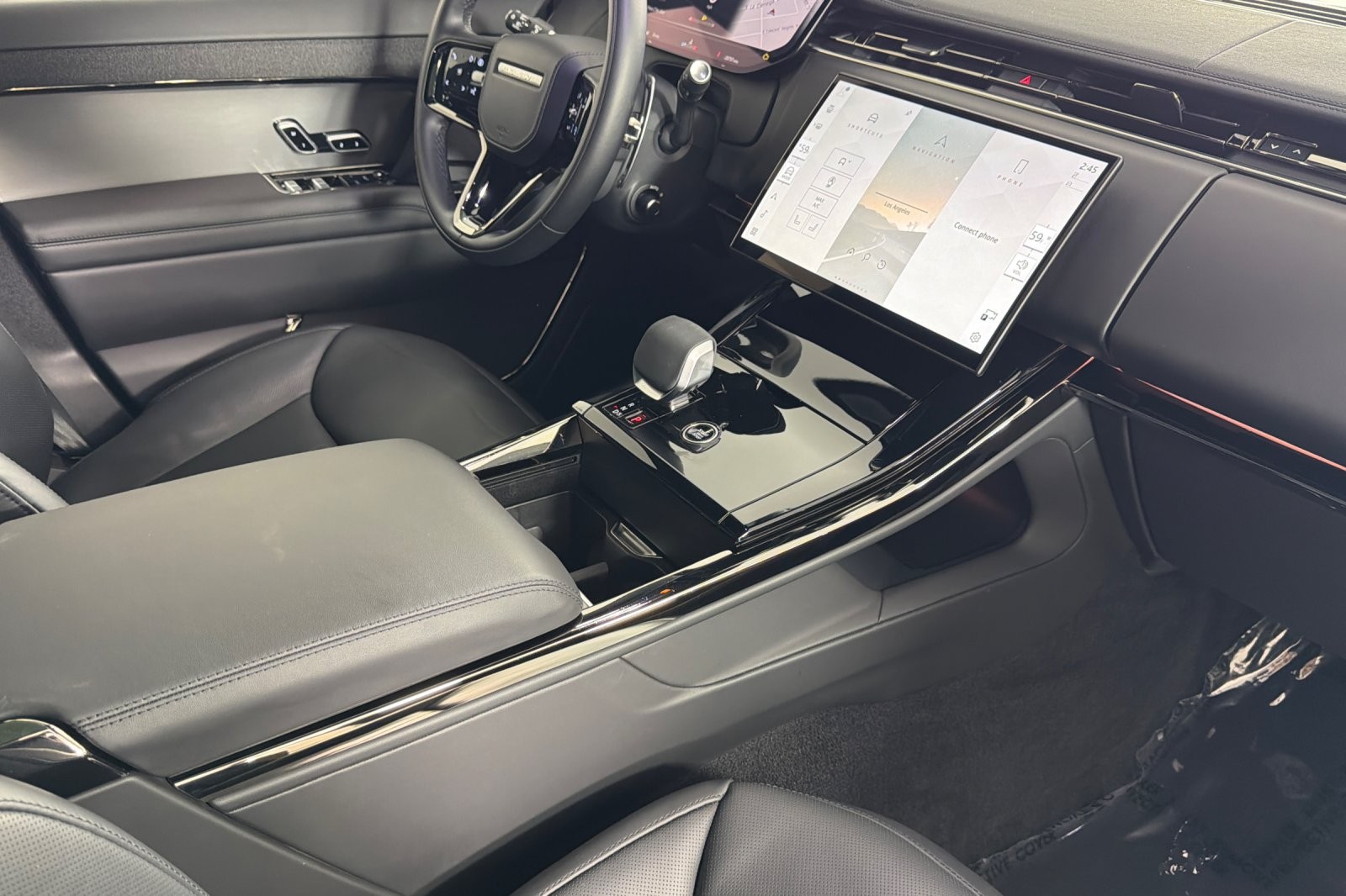 Used 2025 Fuji White Land Rover P400 Dynamic SE image 15