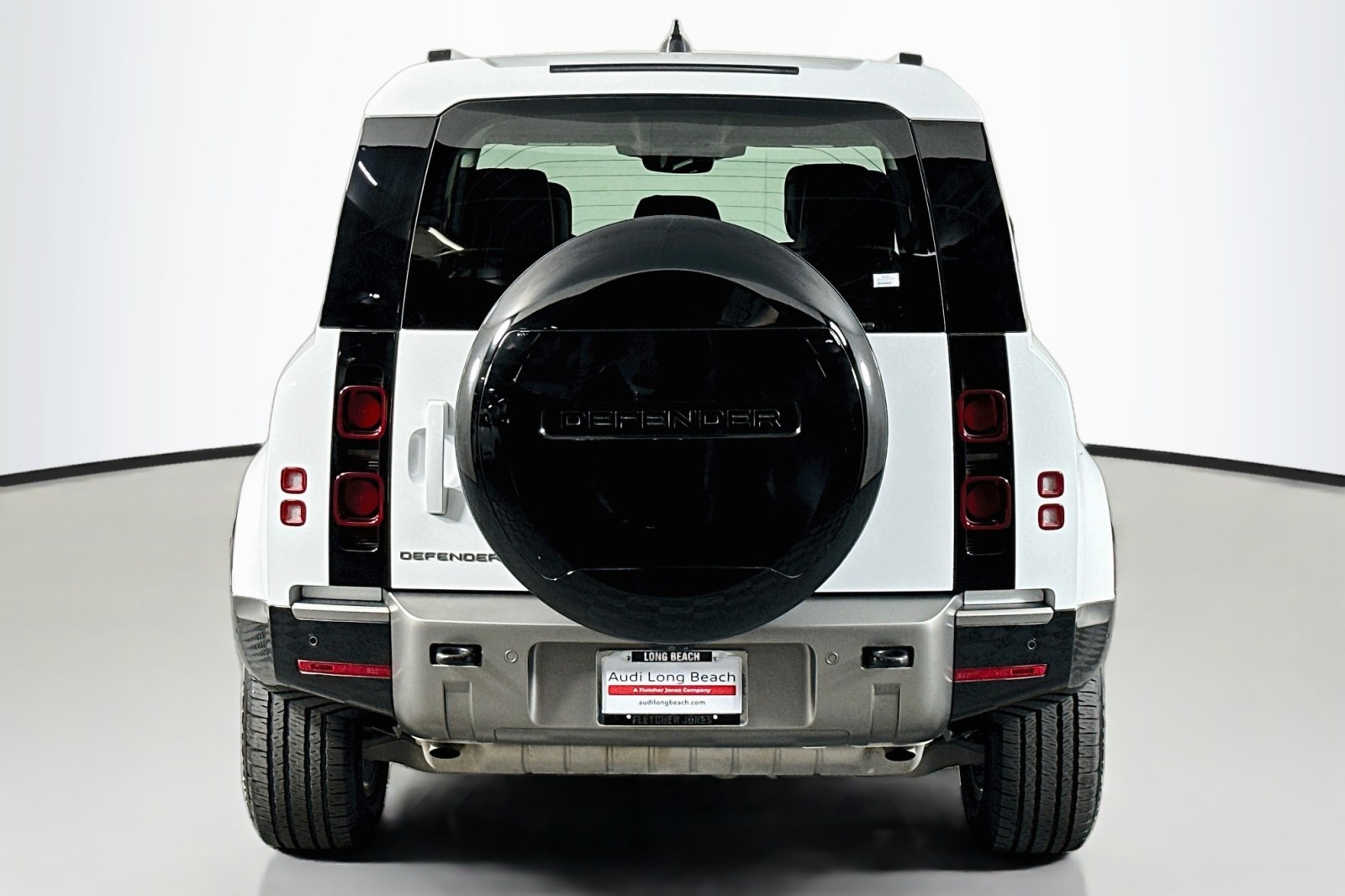 Used 2024 Fuji White Land Rover X-Dynamic SE image 3