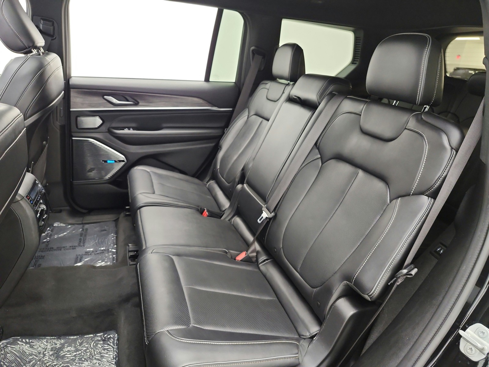 Used 2021 Diamond Black Crystal Pearlcoat Jeep Overland 4x4 image 13