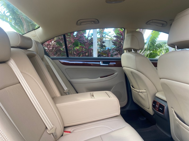 2013 Hyundai Genesis 3.8L LOW MILES 33,576 in , 