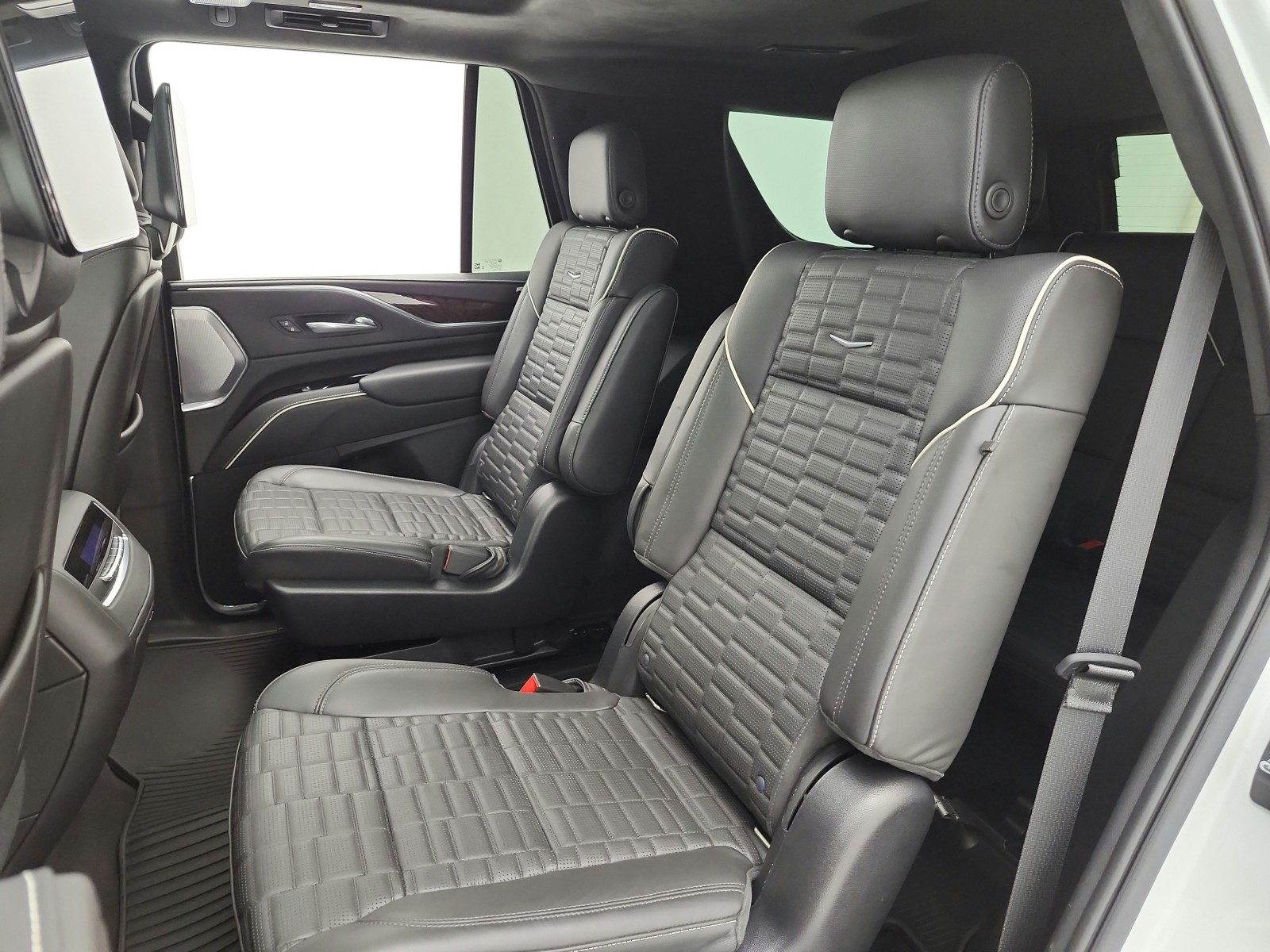 Used 2022 Crystal White Tricoat Cadillac 4WD 4dr Sport Platinum image 14