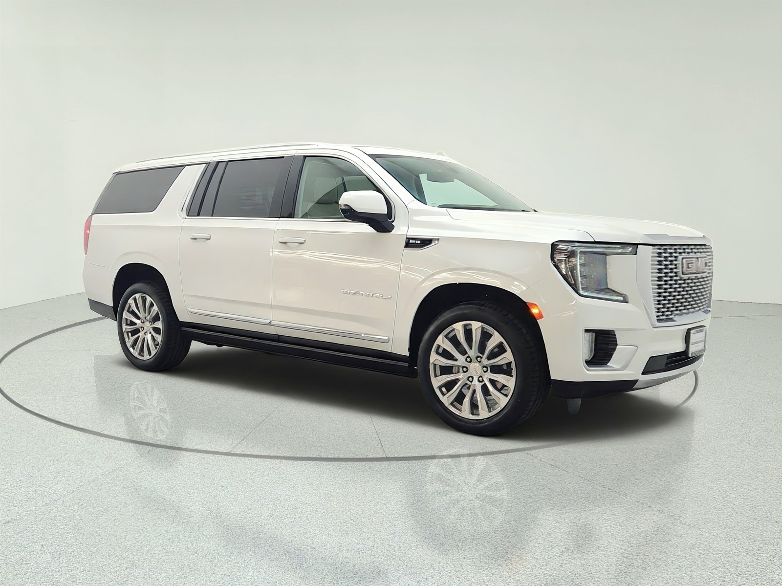 Used 2022 White Frost Tricoat GMC 2WD 4dr Denali image 3