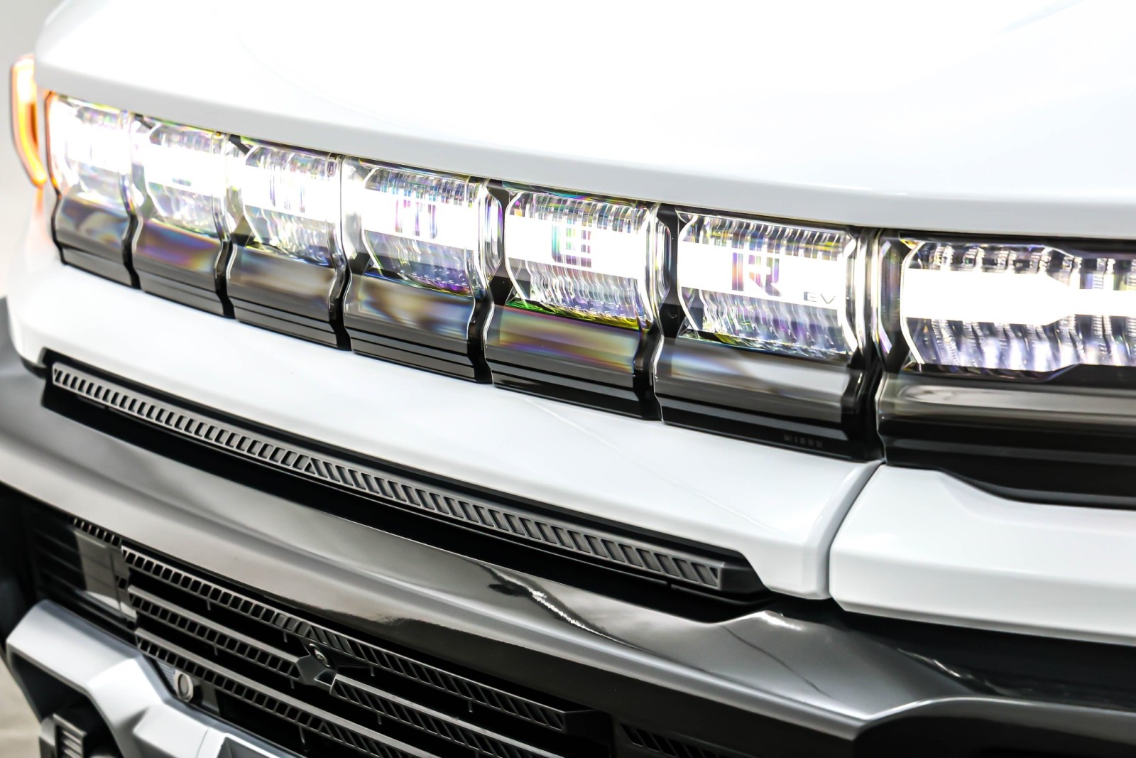 Used 2025 Interstellar White GMC e4WD 4dr 3X image 12