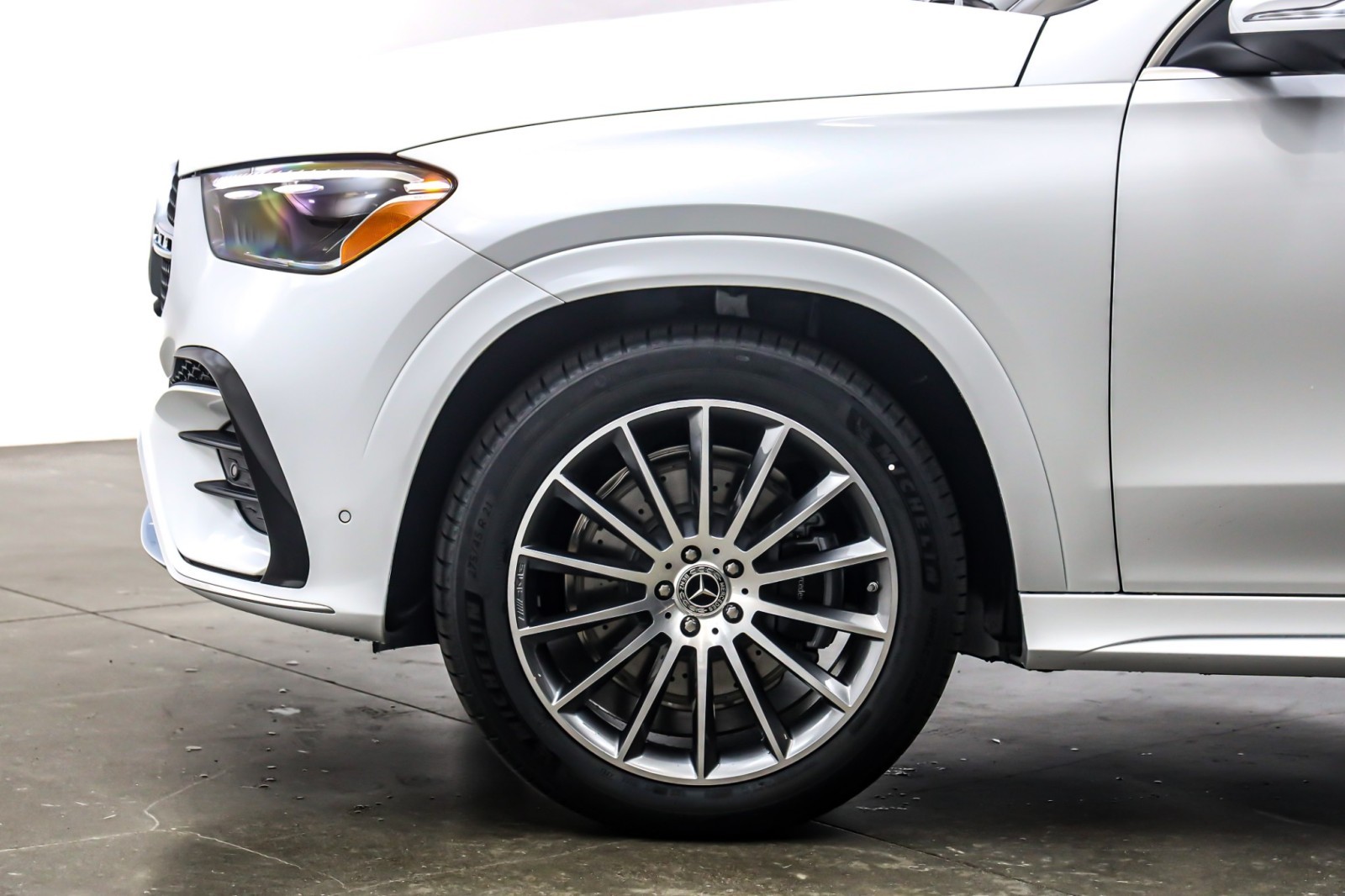 New 2026 MANUFAKTUR Moonlight White Metallic Mercedes-Benz GLE 450 image 10