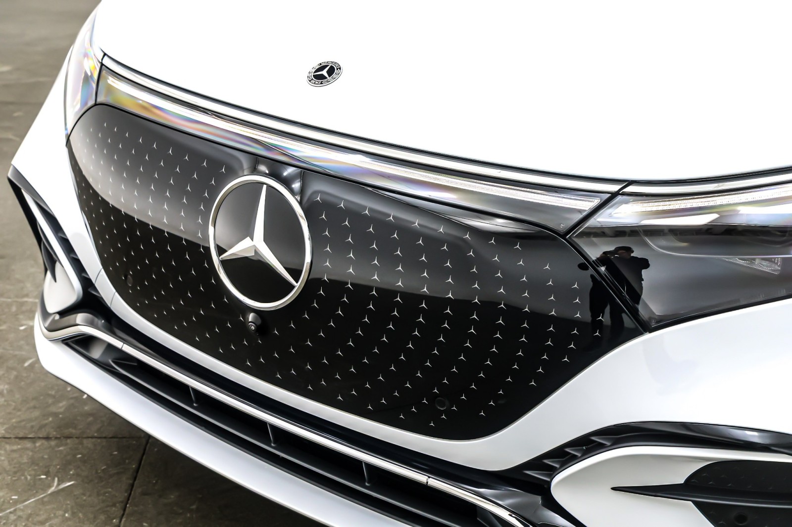 New 2026 MANUFAKTUR Moonlight White Metallic Mercedes-Benz EQS 550 image 12