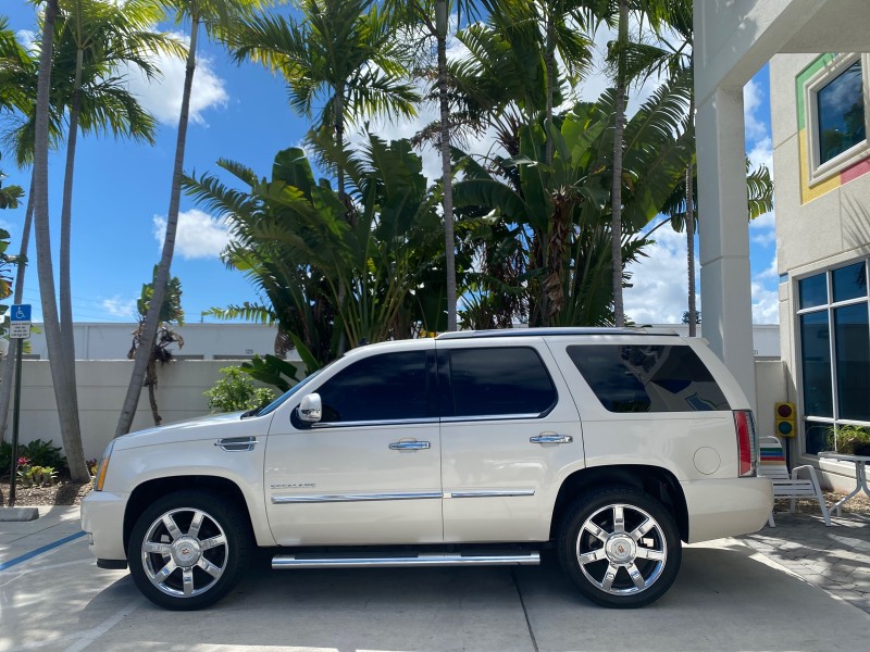2013 Cadillac Escalade Luxury 1 OWNER LOW MILES 70,251 in ,