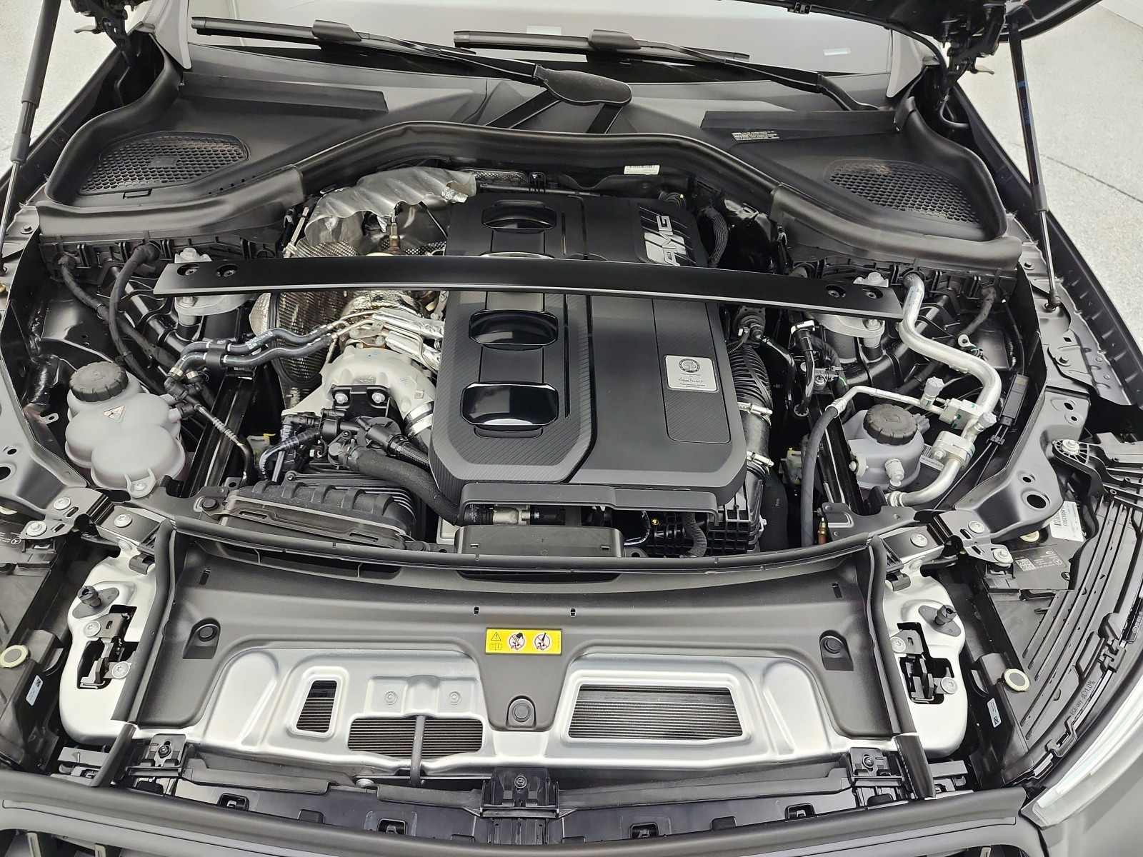 New 2026 MANUFAKTUR Graphite Grey Magno Mercedes-Benz AMG® GLC 43 image 12