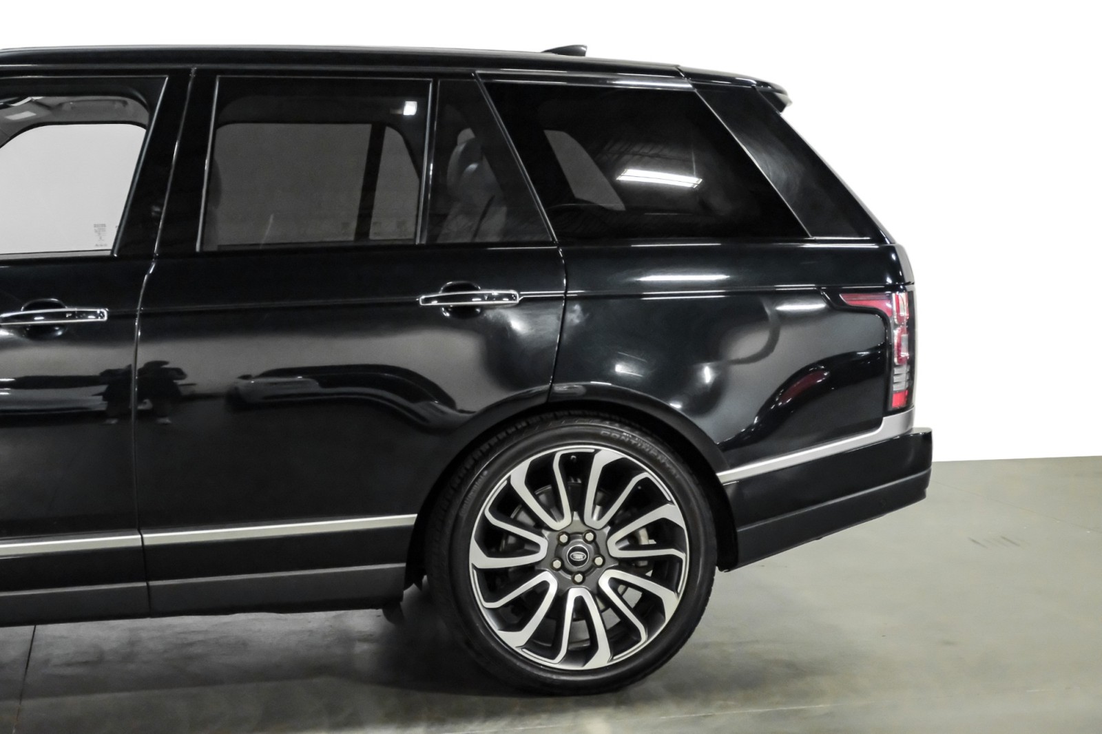 2017 Land Rover Range Rover V8 Supercharged Autobiography 22Alloys RearEntertainment 11