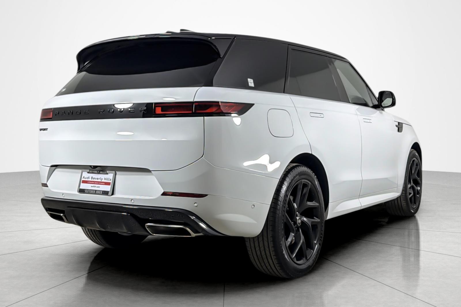 Used 2025 Fuji White Land Rover P400 Dynamic SE image 5