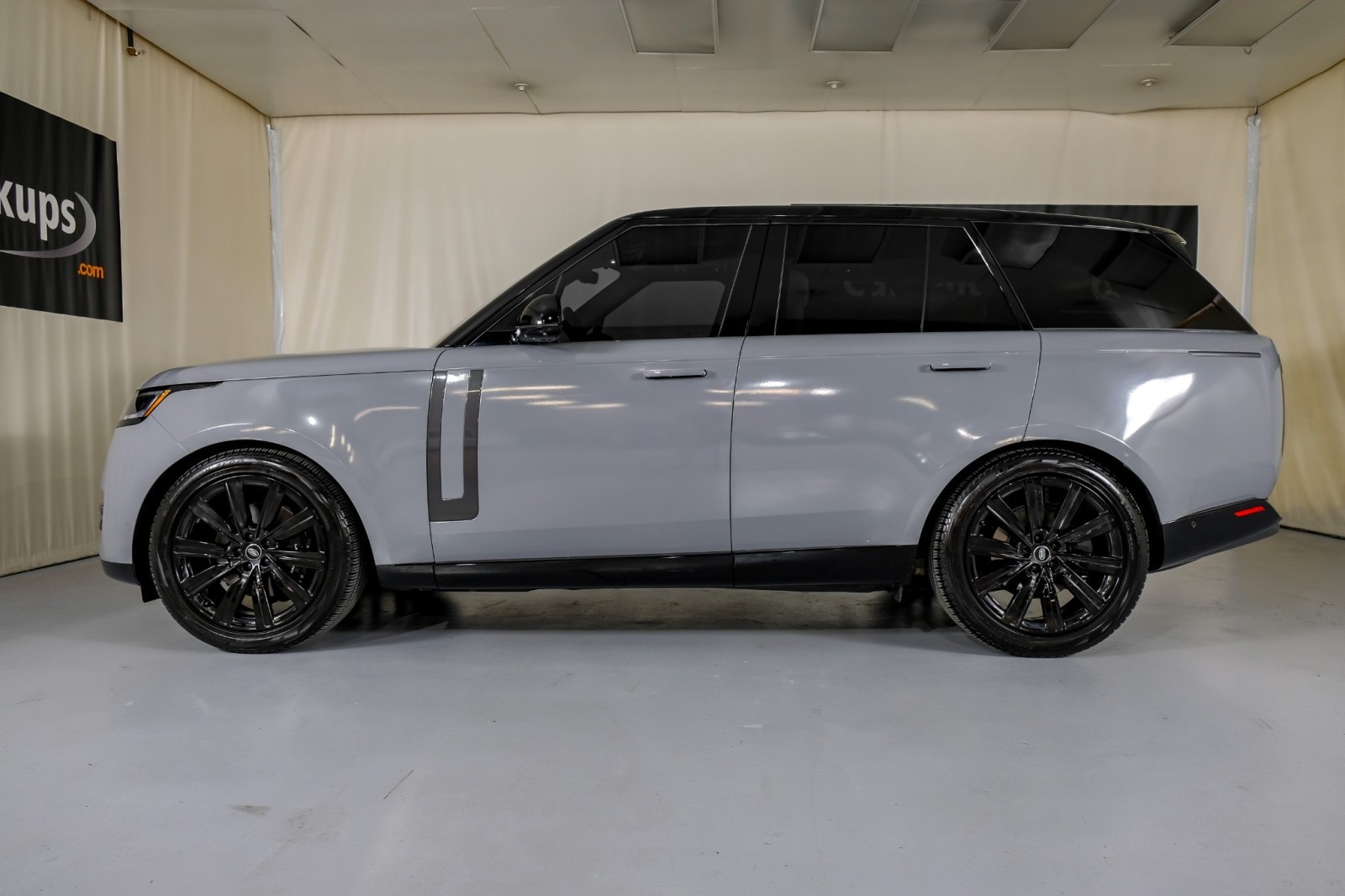 2023 Land Rover Range Rover SE 11