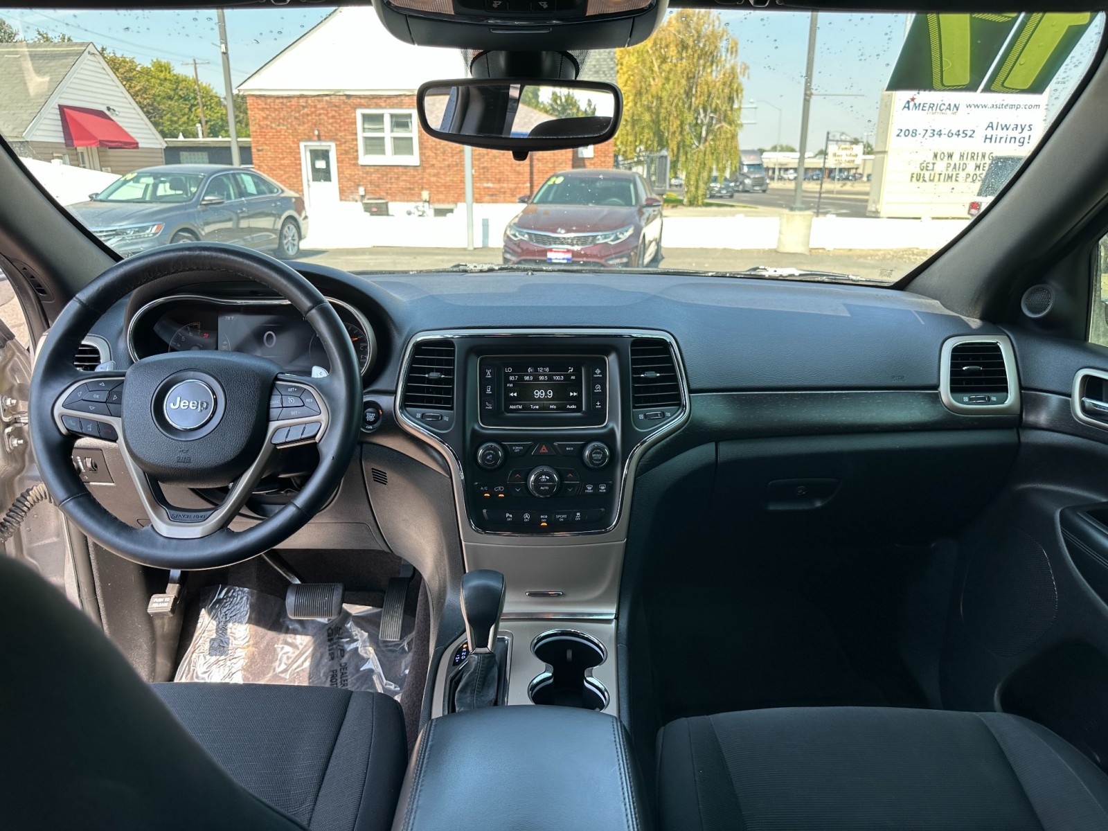 2017 Jeep Grand Cherokee Laredo 24