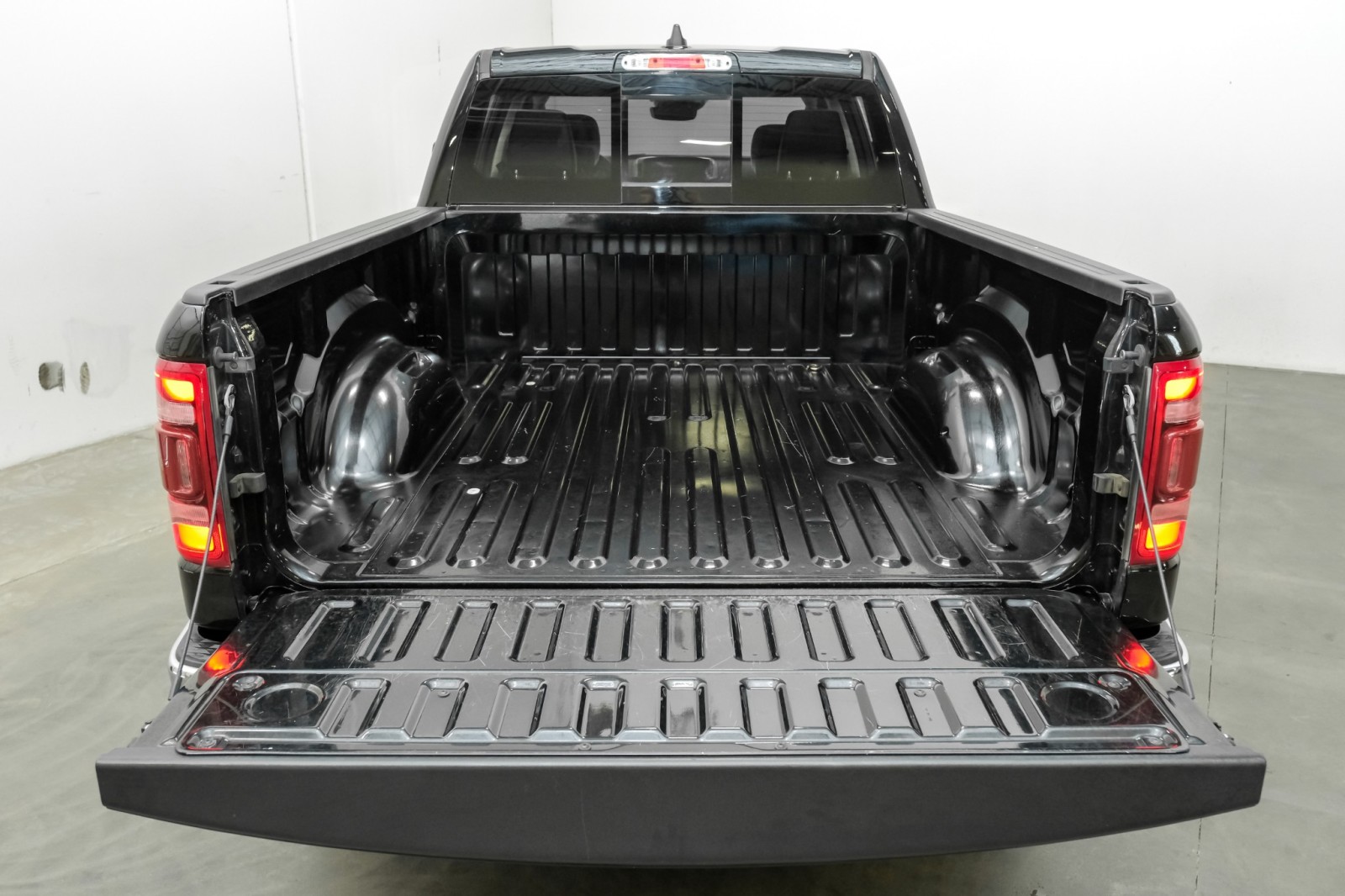 2022 Ram 1500 Laramie 4x4 CrewCab LeatherSeating 23Hpkg LevelApkg SideSteps 65