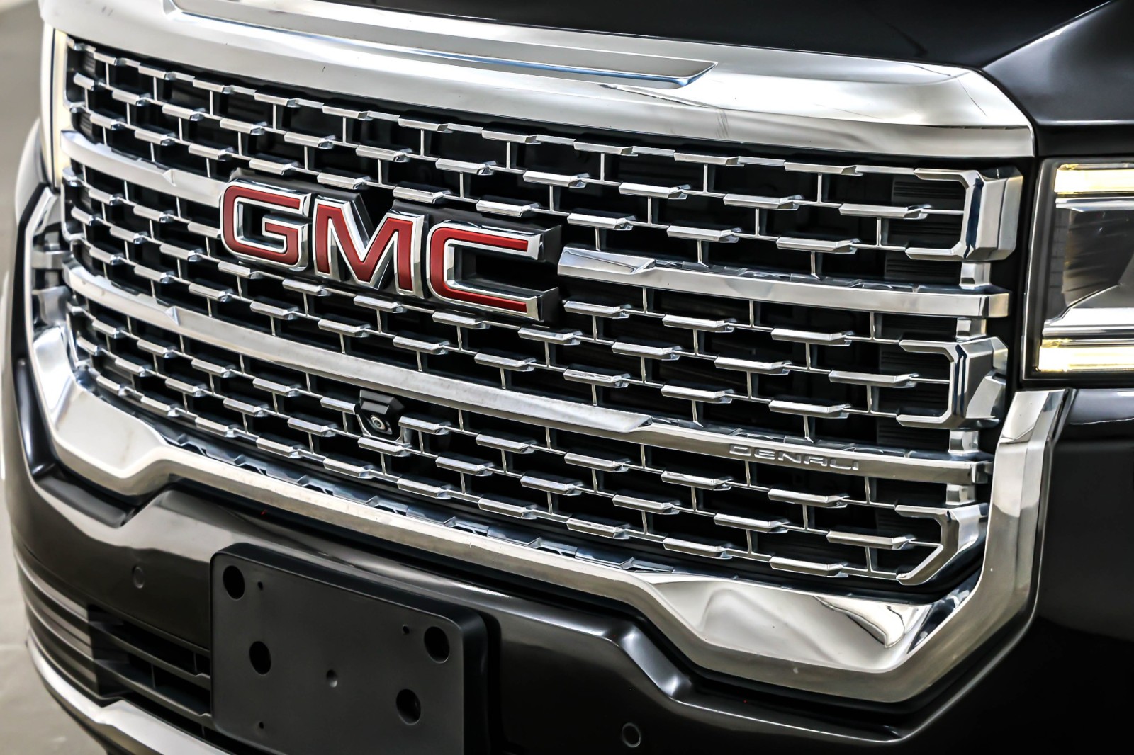 Used 2023 Ebony Twilight Metallic GMC AWD 4dr Denali image 13