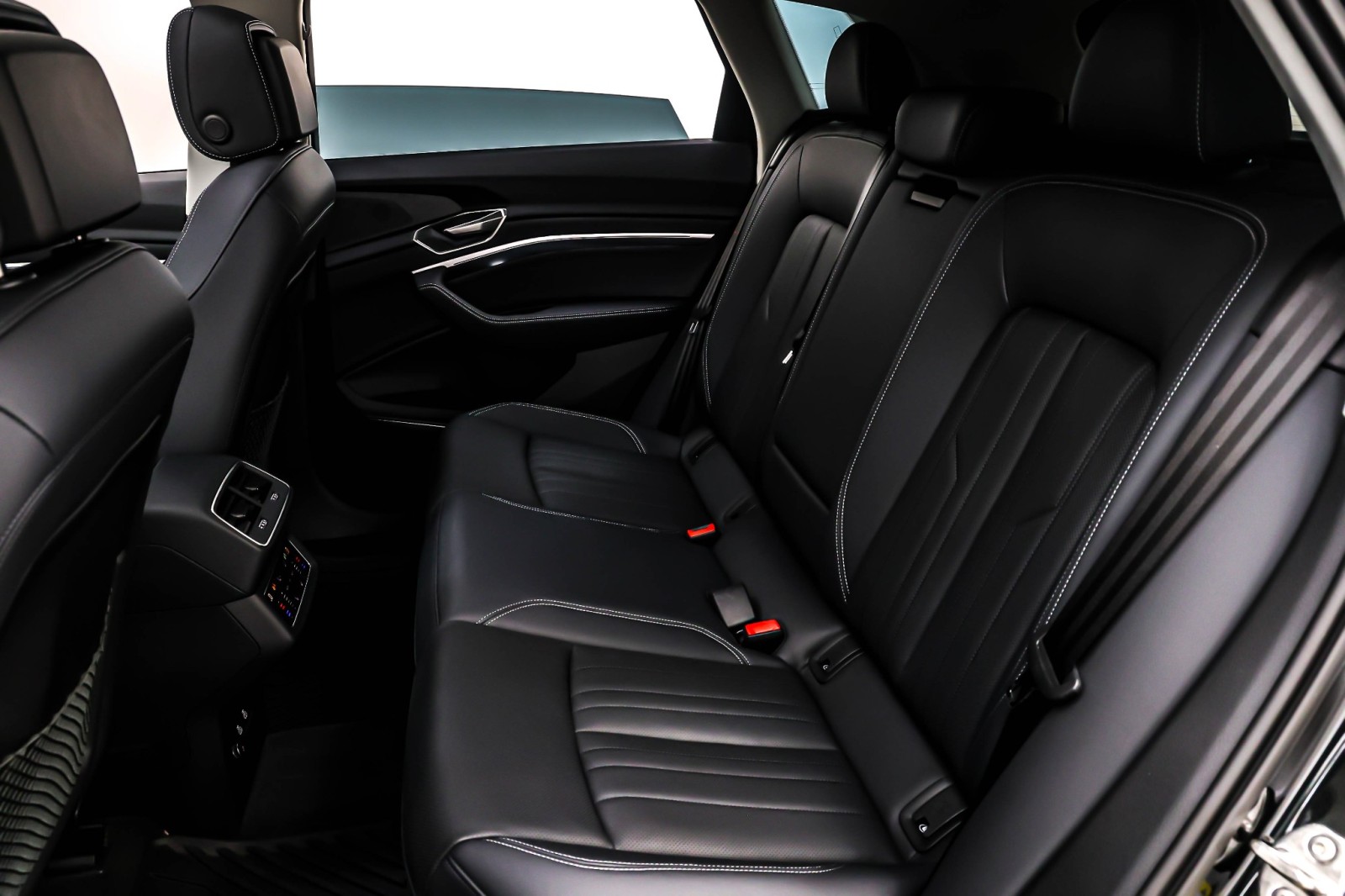 Used 2024 Mythos Black Metallic Audi Premium Plus quattro image 8