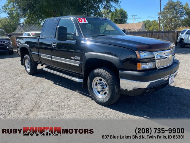 Black 2007 Chevrolet Silverado Classic 2500HD Pickup Truck Four-Wheel Drive Manual