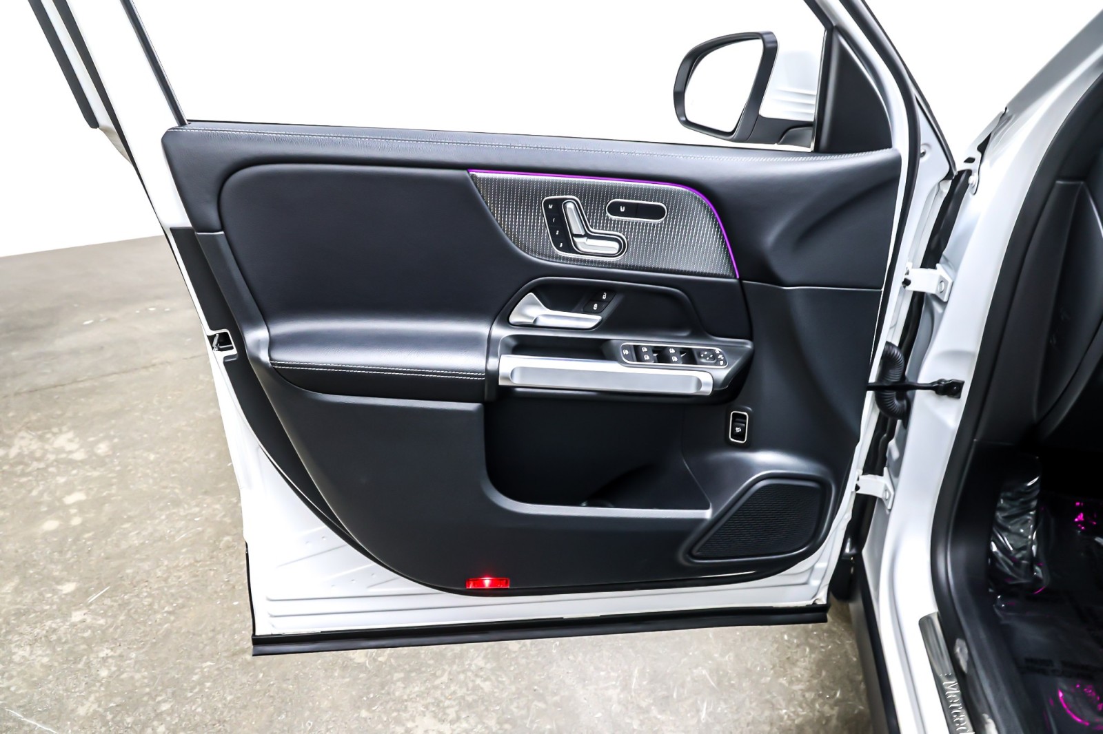 Used 2023 Polar White Mercedes-Benz GLB 250 SUV image 21