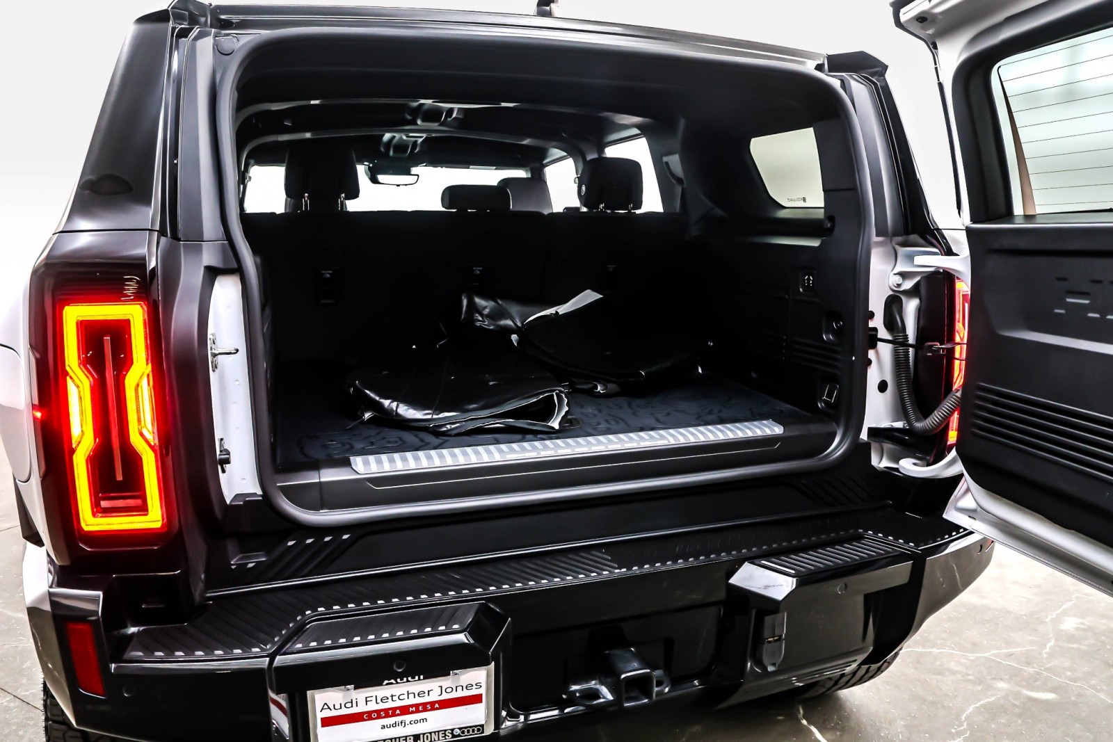 Used 2025 Interstellar White GMC e4WD 4dr 3X image 21