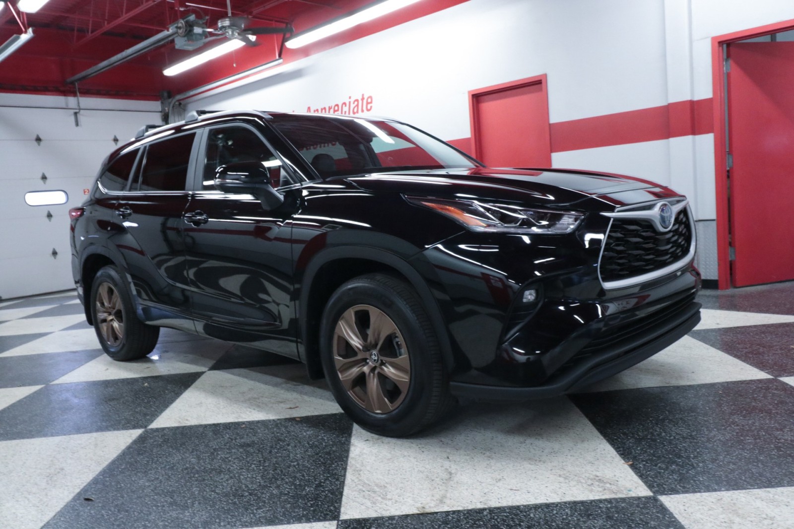 Used Car 2023 Toyota Highlander  Hybrid Bronze Edition For Sale Under $40,000 In Austin, Texas