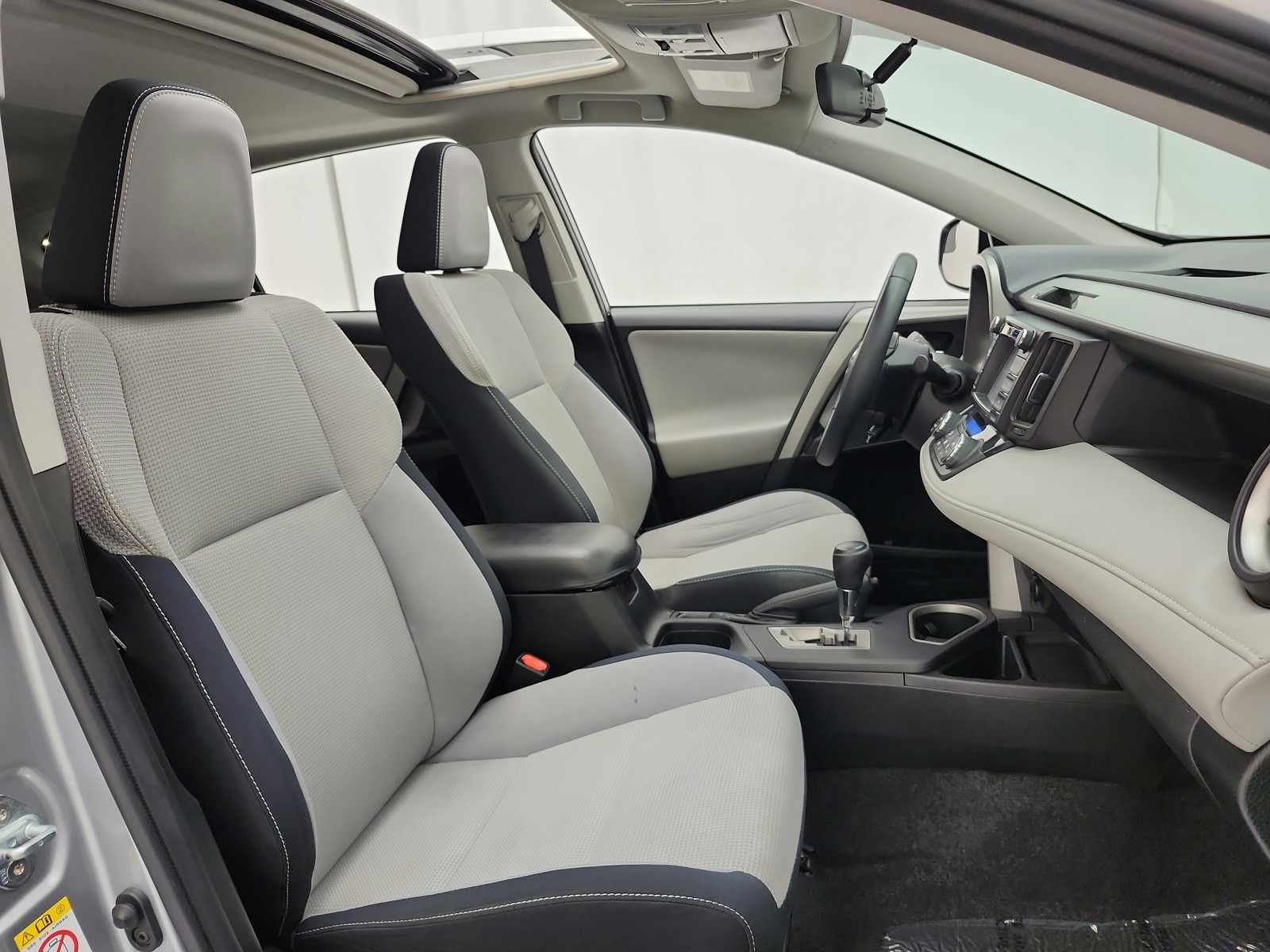 Used 2016 Silver Sky Metallic Toyota FWD 4dr XLE (Natl) image 19