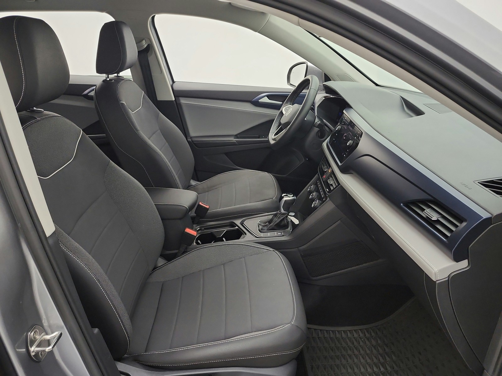 Used 2024 Pyrite Silver Metallic Volkswagen SE FWD image 18