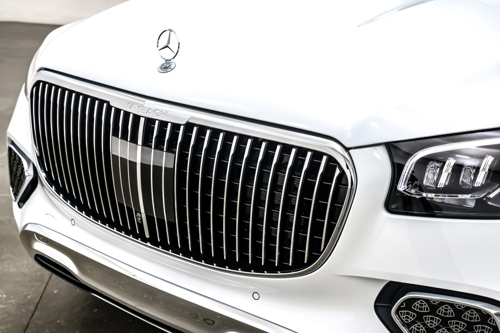 New 2026 MANUFAKTUR Moonlight White Metallic Mercedes-Benz Maybach GLS 600 image 13