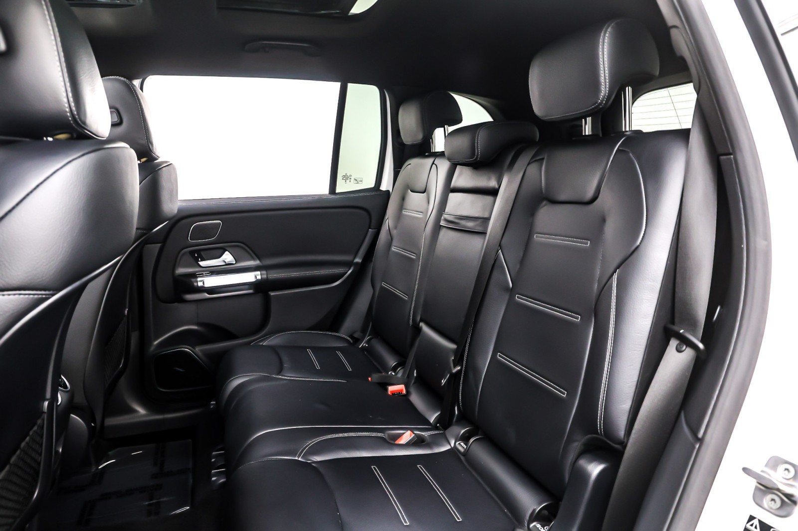 Used 2025 Polar White Mercedes-Benz AMG® GLB 35 4MATIC SUV image 9