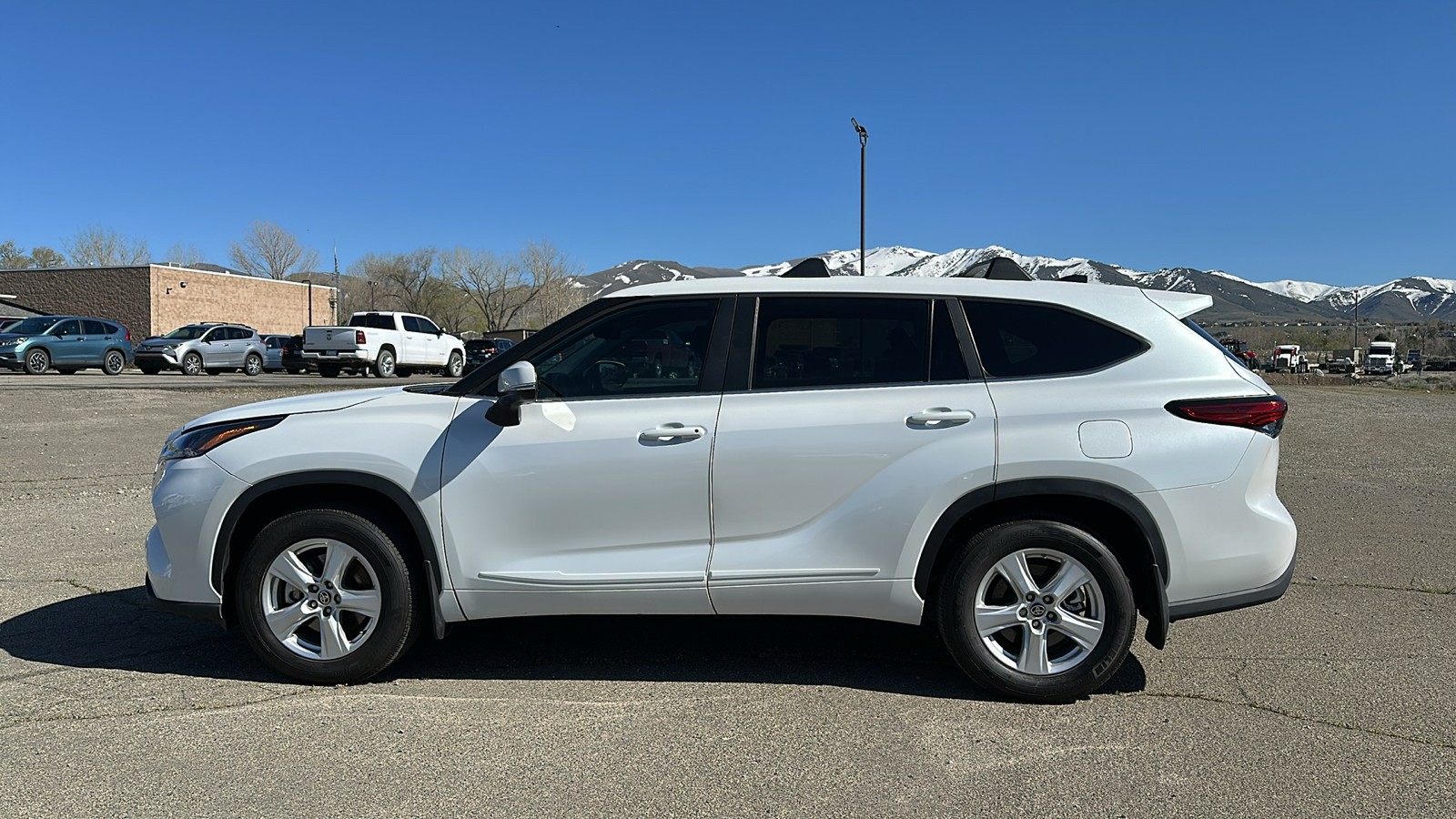 2023 Toyota Highlander LE 6