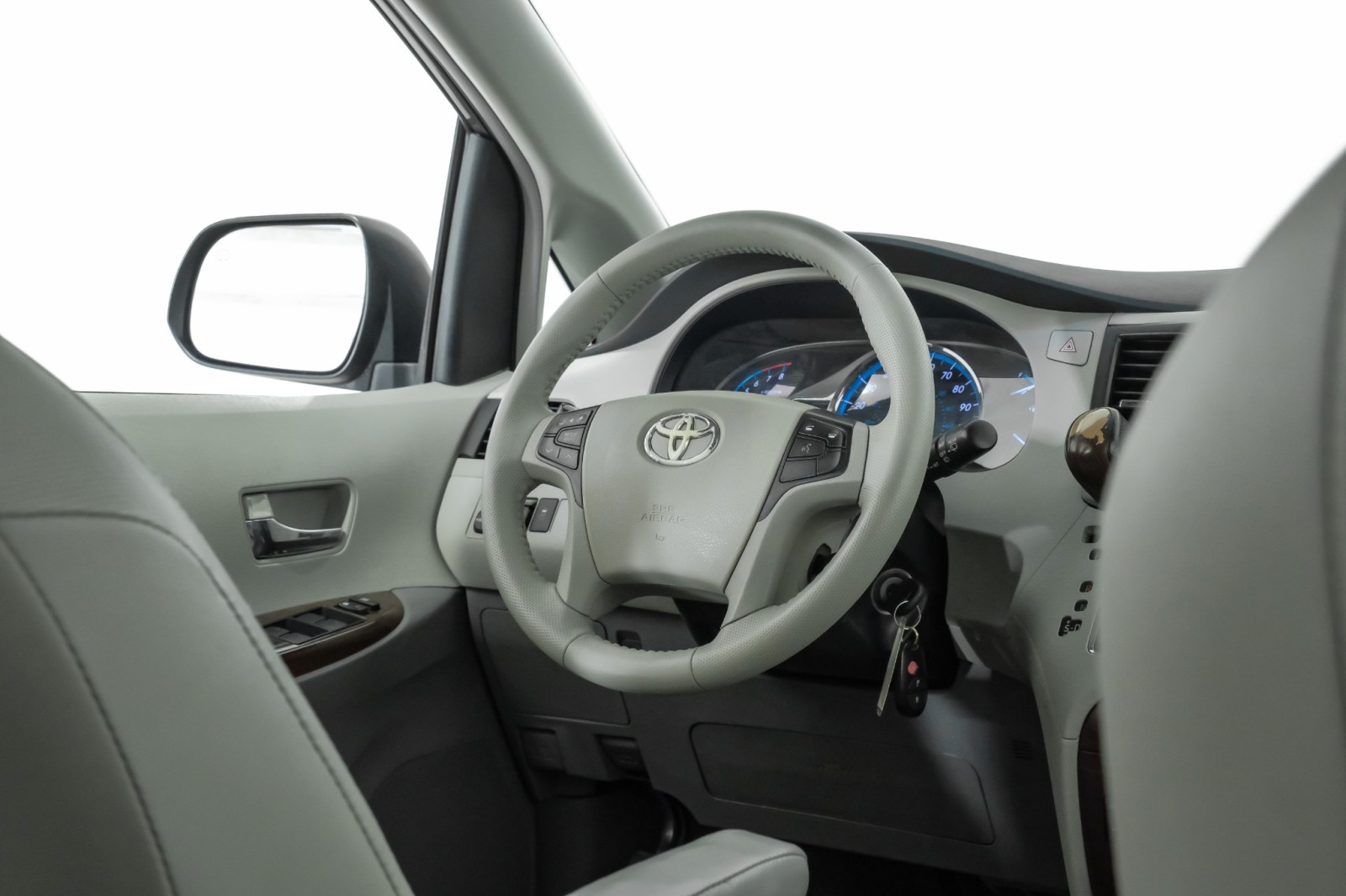 2013 Toyota Sienna XLE 8 PASSENGER SUNROOF LEATHER HEATED SEATS REAR  17