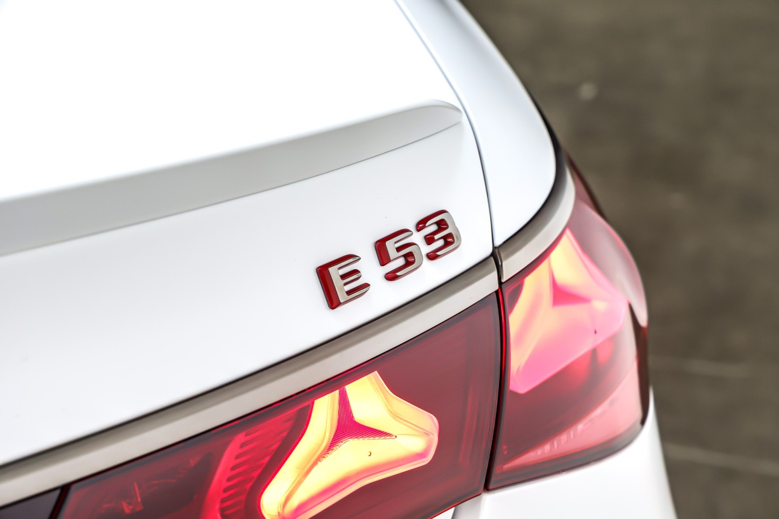 New 2026 MANUFAKTUR Moonlight White Magno Mercedes-Benz AMG® E 53 E image 9