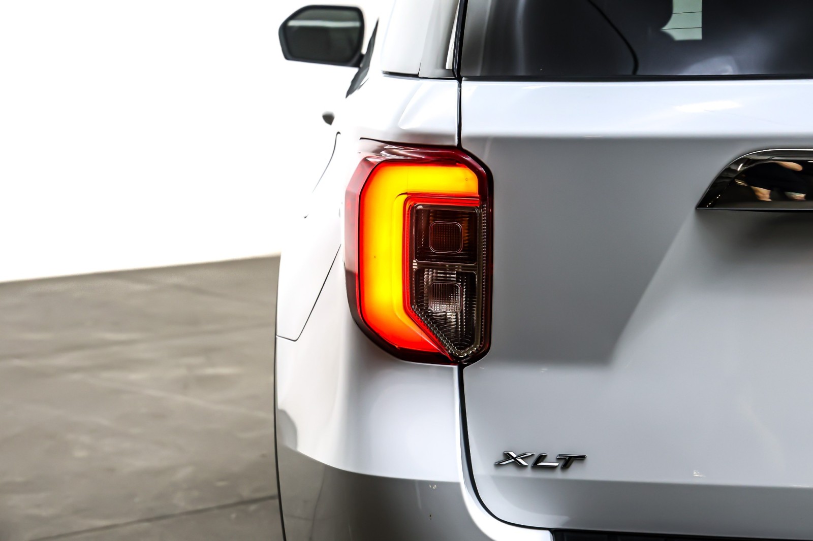 Used 2023 Oxford White Ford XLT RWD image 15