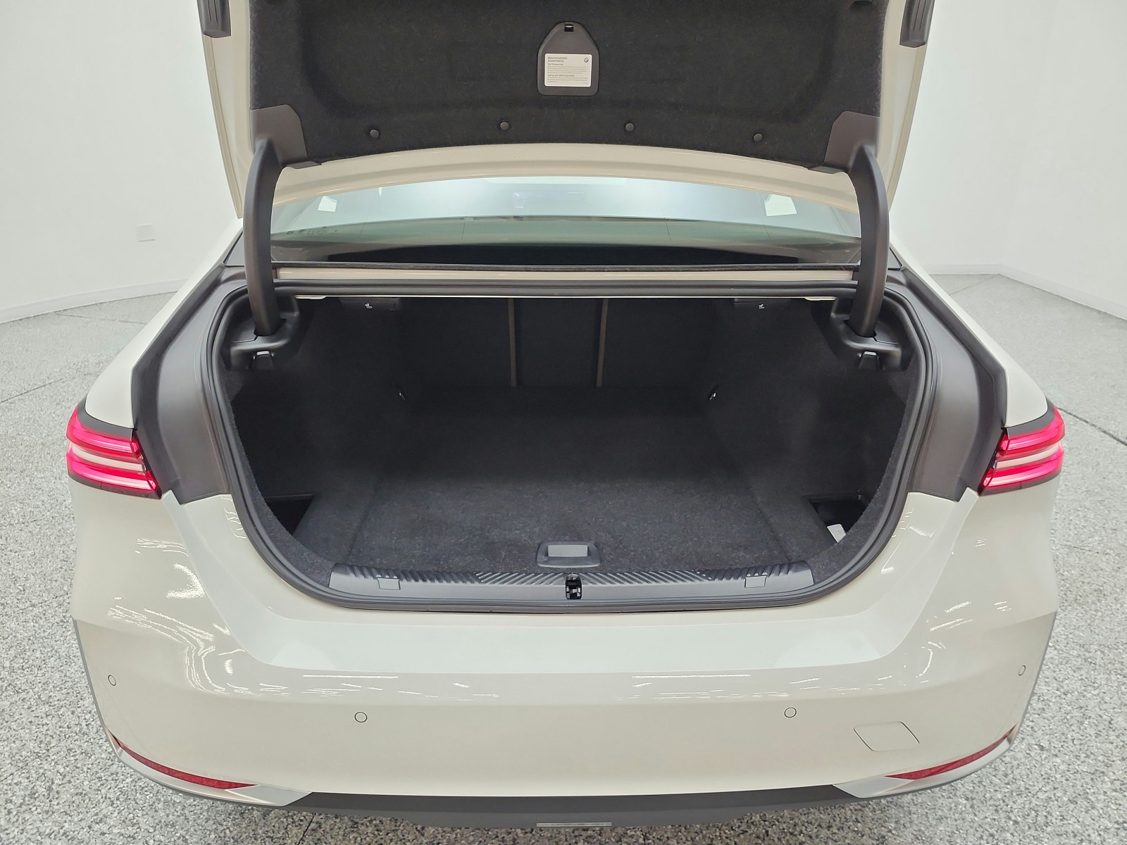 Used 2025 Alpine White BMW xDrive40 image 18