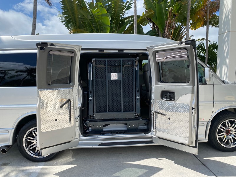 2013 GMC SAVANA HI TOP CONVERSION HANDICAP LIFT LOW MILES 24,857 in , 