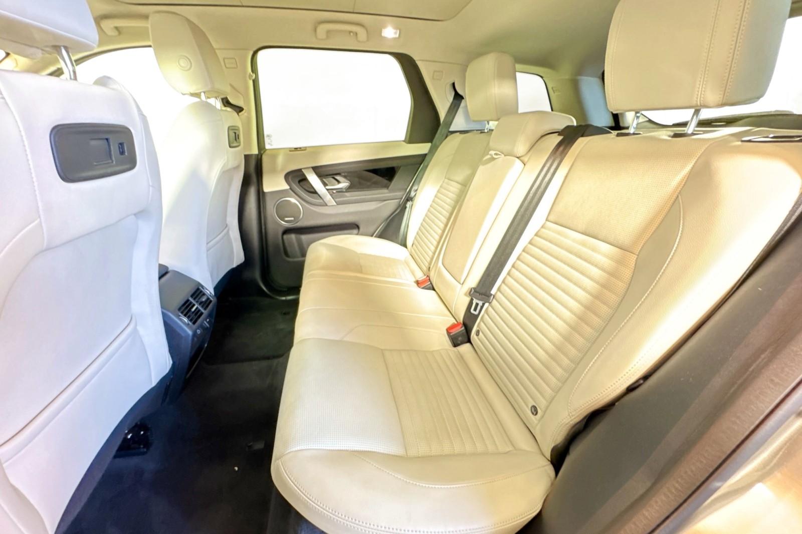 Used 2024 Silicon Silver Premium Metallic Land Rover Core S image 21