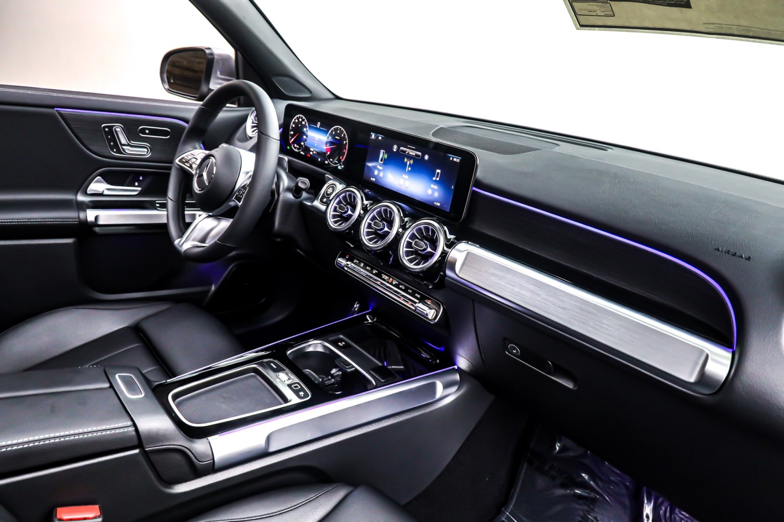 New 2026 Mountain Grey Metallic Mercedes-Benz GLB 250 SUV image 5