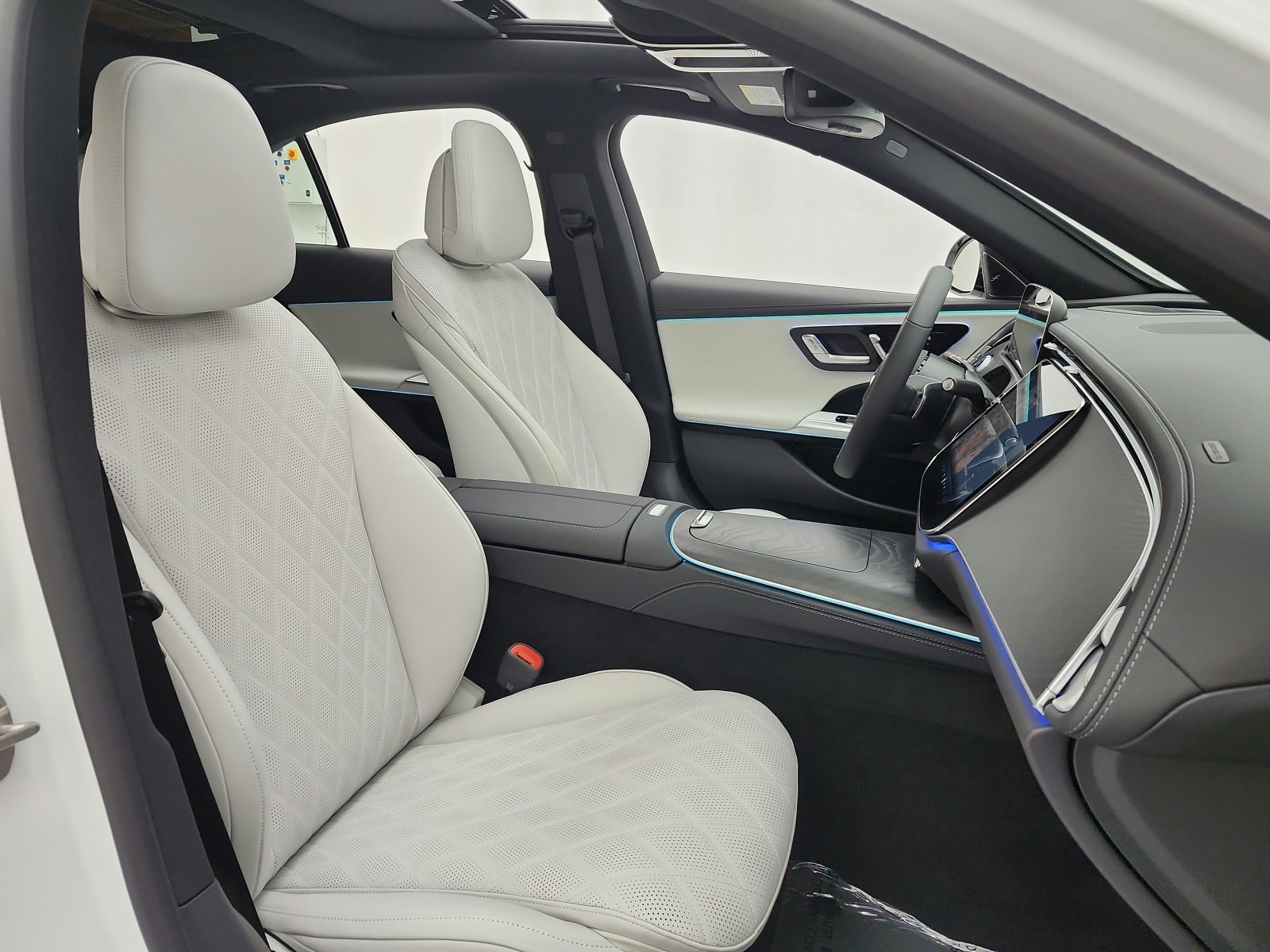 New 2027 MANUFAKTUR Moonlight White Metallic Mercedes-Benz E 450 4MATIC® Sedan image 15