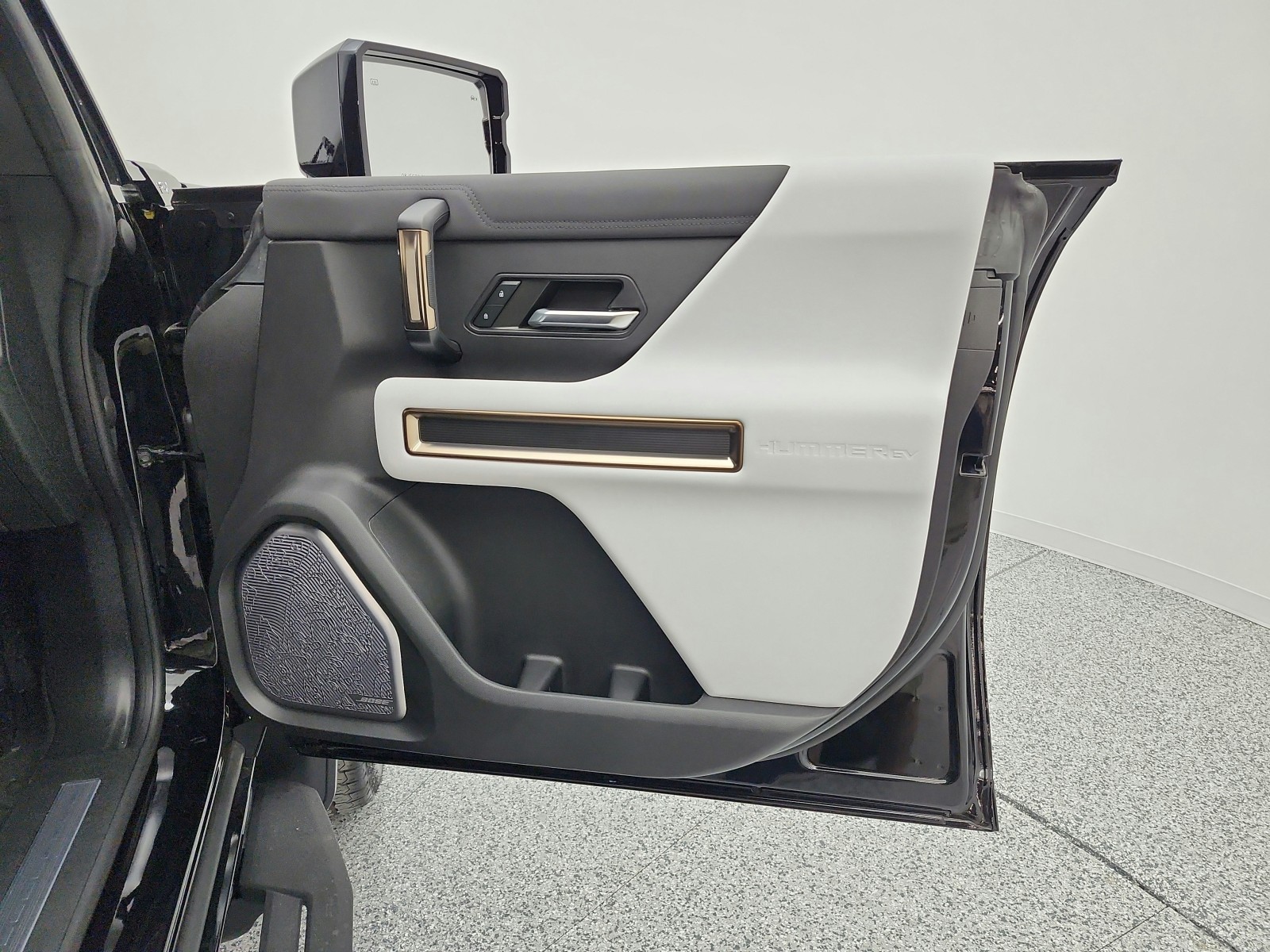 Used 2024 Void Black GMC e4WD 4dr 2X image 19