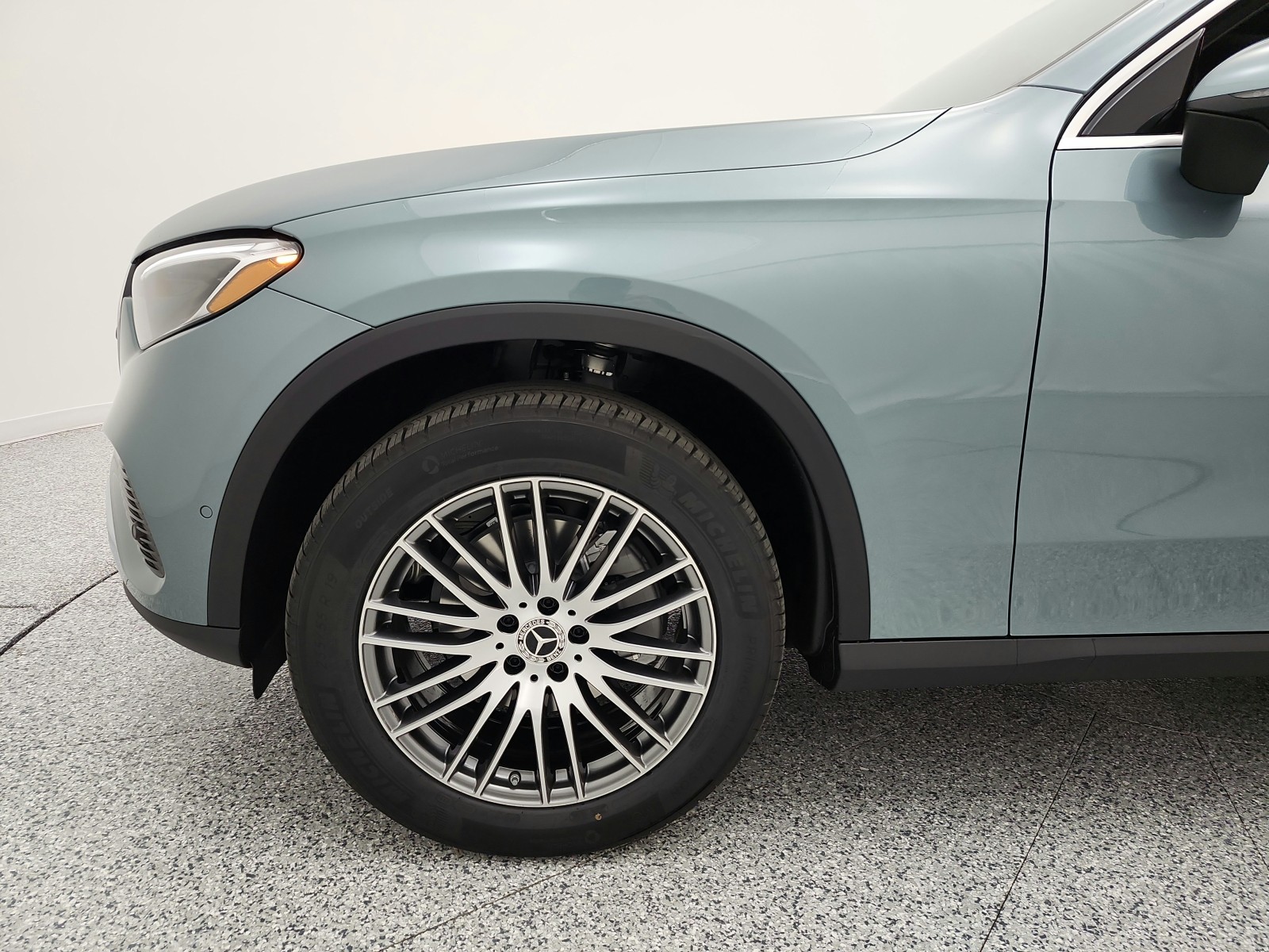 New 2027 Verde Silver Metallic Mercedes-Benz GLC 300 SUV image 13