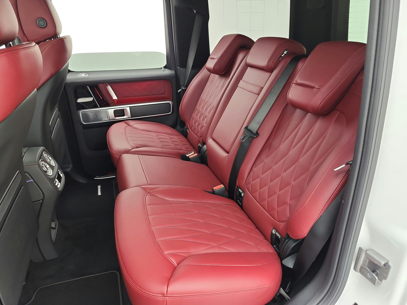 New 2026 MANUFAKTUR Moonlight White Metallic Mercedes-Benz G 580e image 11