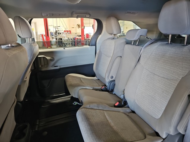 2021 Toyota Sienna LE 17