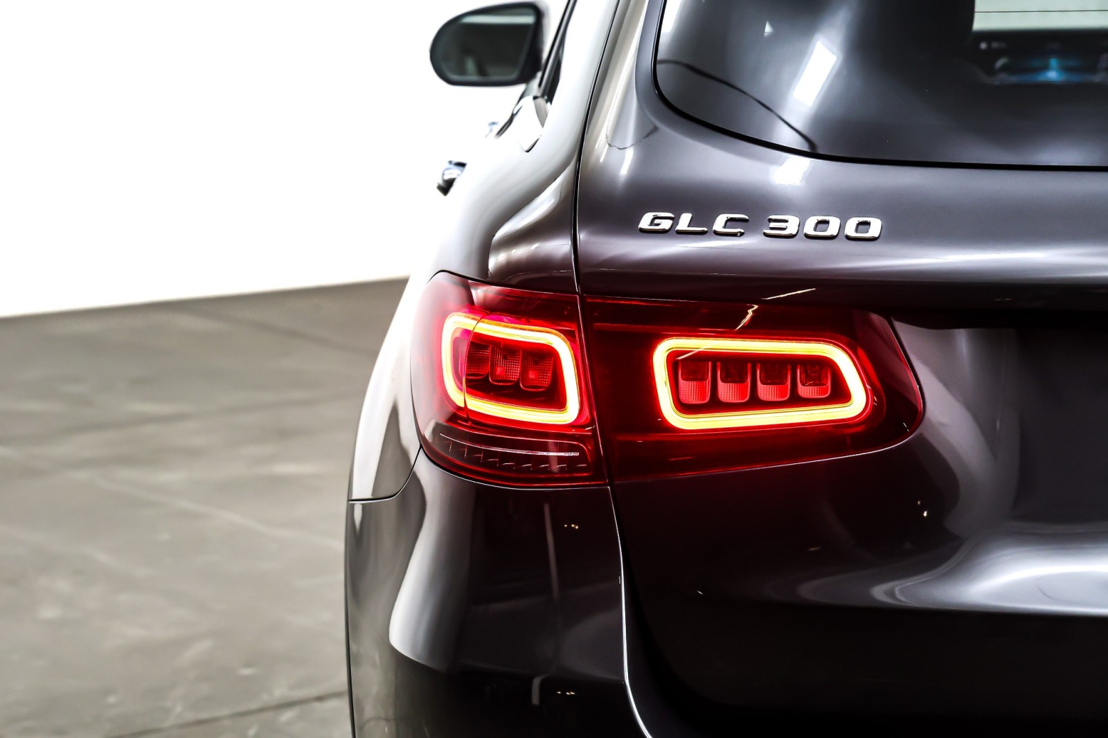 Used 2022 Graphite Grey Metallic Mercedes-Benz GLC 300 SUV image 15