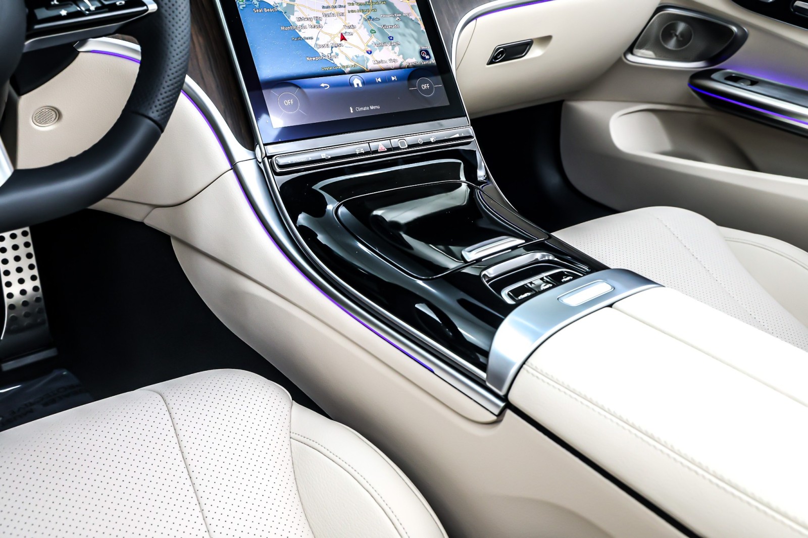 New 2026 MANUFAKTUR Moonlight White Metallic Mercedes-Benz CLE 300 image 6