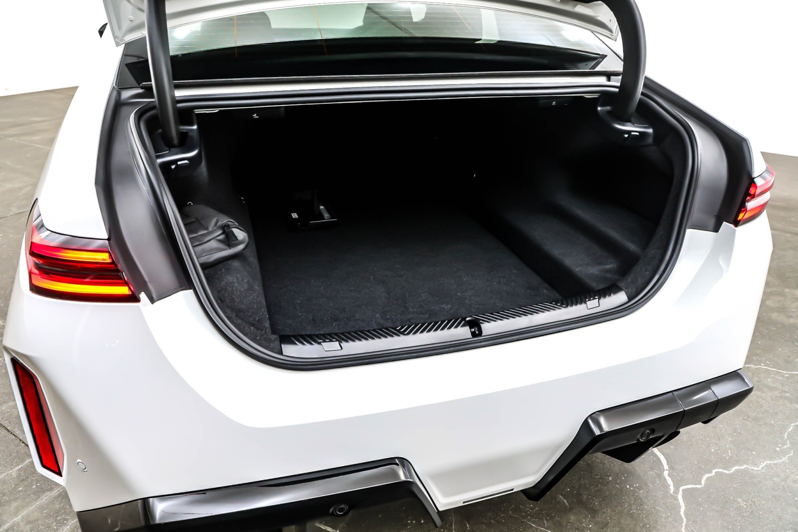 Used 2025 Alpine White BMW Sedan image 22